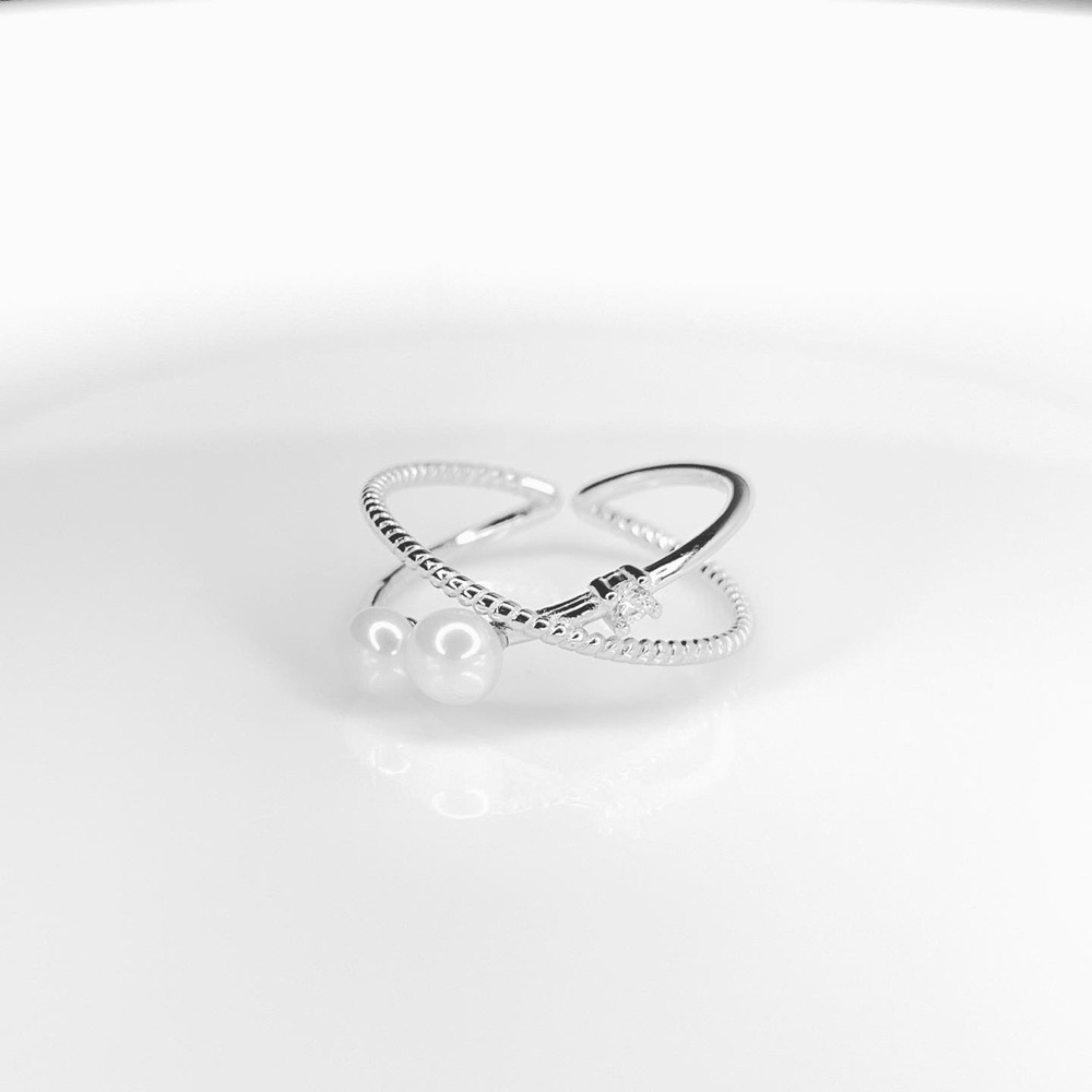 Adjustable ring with pearl